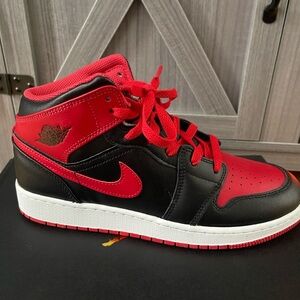 Air Jordan 1 Mid (GS) black,red & white size 7 lightly used